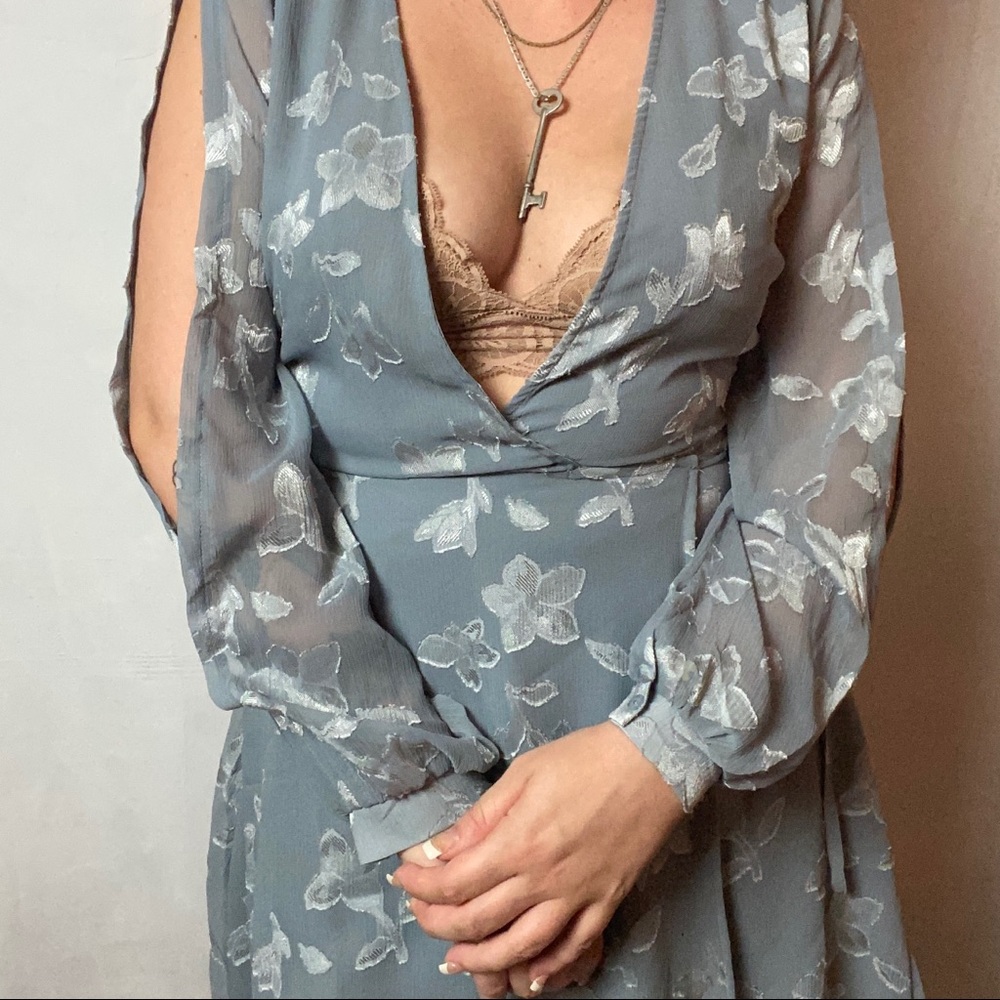 ASTR THE LABEL BLUE FLORAL OPEN SLEEVE WRAP DRESS - Picture 3 of 6